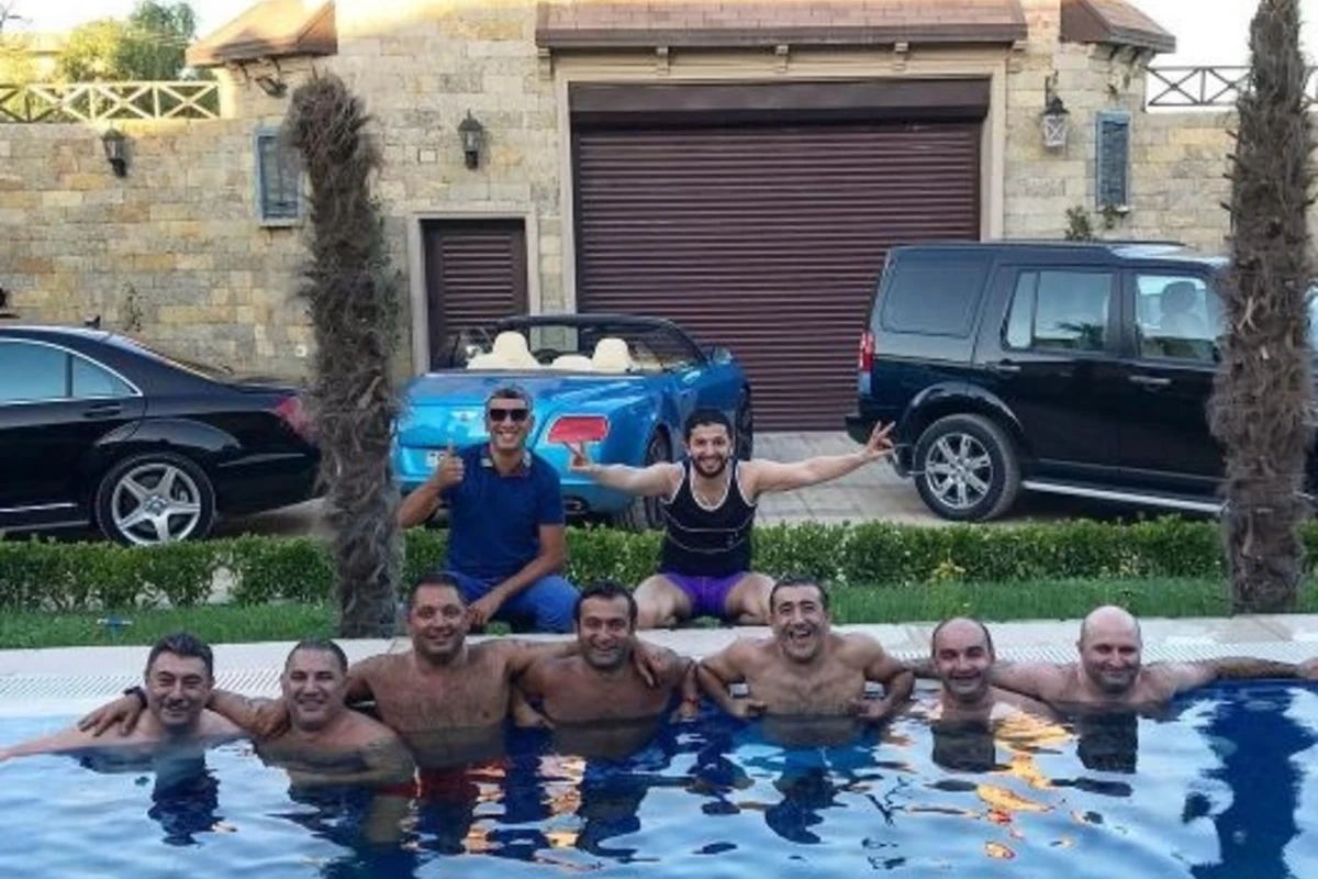 Azərbaycanlı müğənnilər villada: yarımmilyonluq maşınlarını nümayiş etdirdi (FOTO)