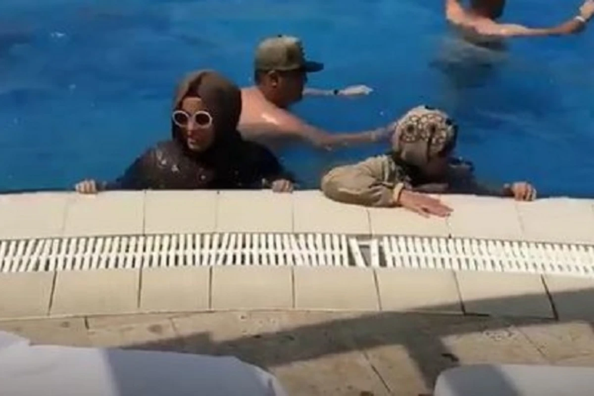 В Баку отдыхающие в аквапарке арабки удивили всех (видео)