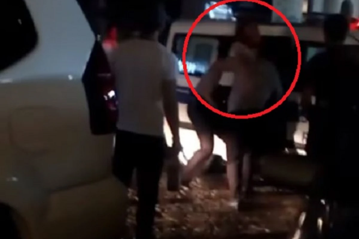 В Баку полицейские насильно затолкали женщину в автомобиль (видео)