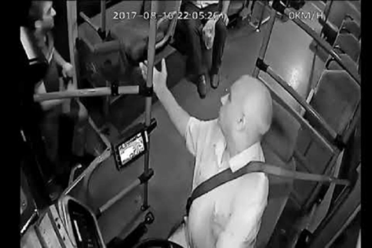 Невиданный инцидент в Баку: пассажир направил пистолет на водителя автобуса (видео)