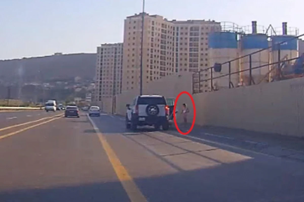 Позор! В Баку полуобнаженная женщина вышла из Hummer и справила нужду (видео)