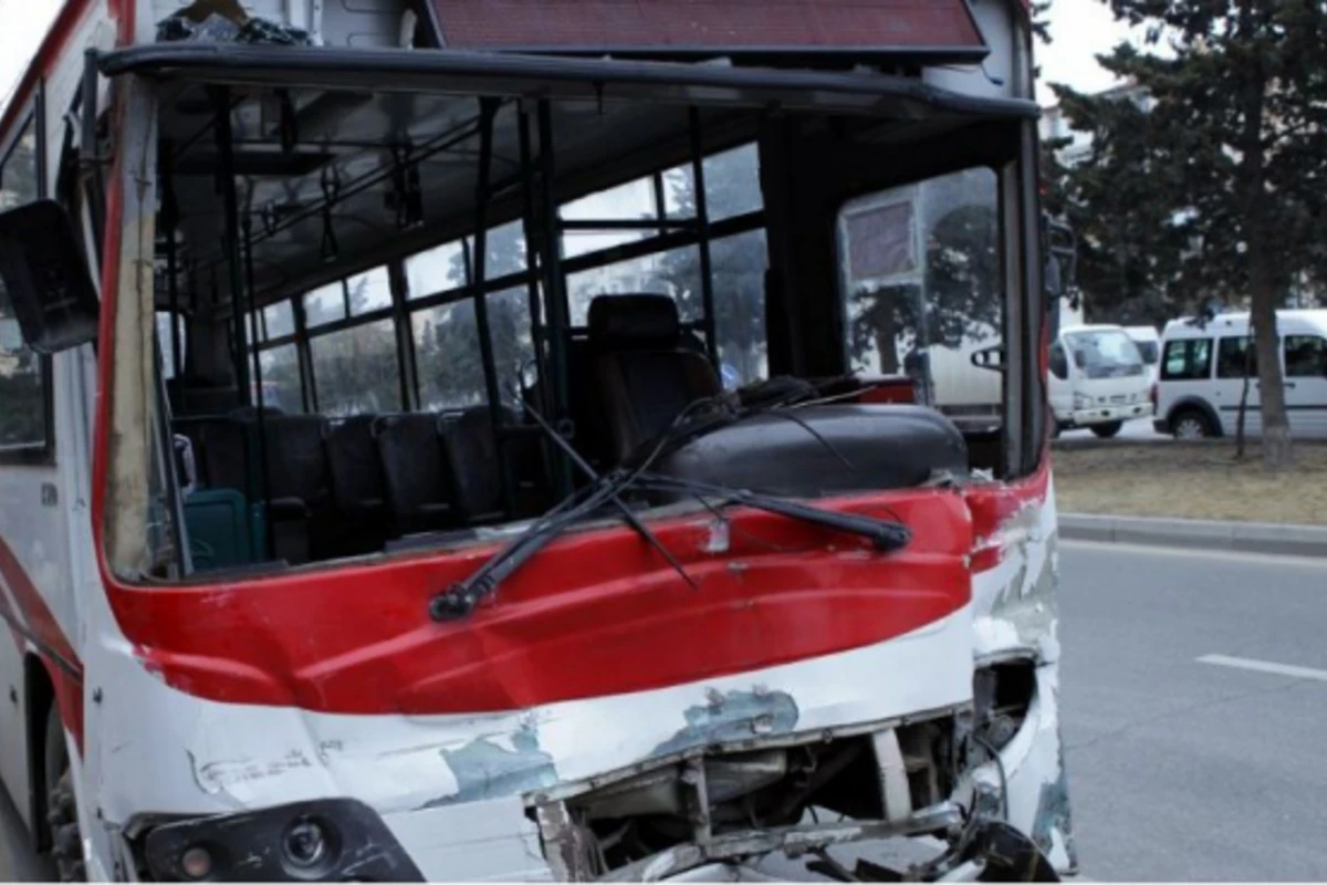 Bakıda sərnişin avtobusu Shacmana çırpıldı: yaralılar var Bakıda sərnişin avtobusu Shacmana çırpıldı: yaralılar var