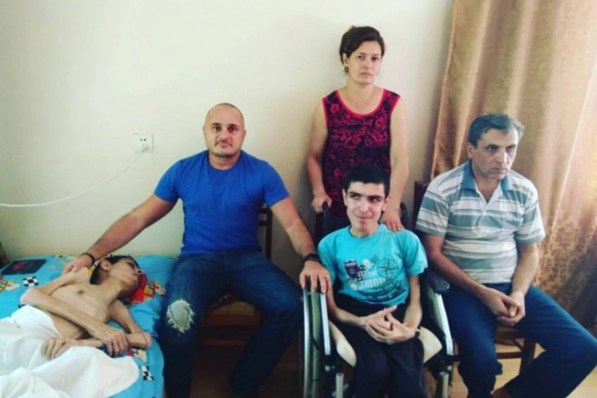 Hamının sevgisini qazanan Vəli dünyasını dəyişdi (VİDEO) Hamının sevgisini qazanan Vəli dünyasını dəyişdi (VİDEO)
