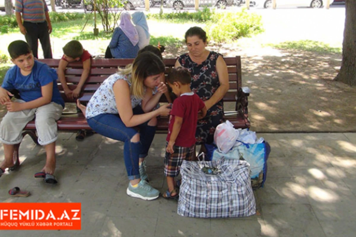 Ana 7 uşağı ilə parklarda yatır – Bakıda ürək dağlayan görüntü (FOTO+VİDEO)
