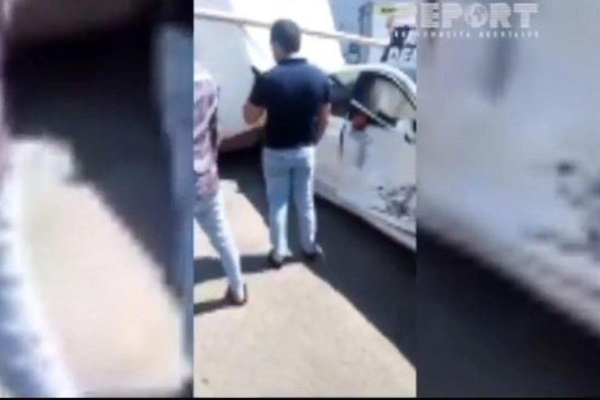 В Баку грузовик опрокинулся на свадебный автомобиль - Распространились кадры (видео)