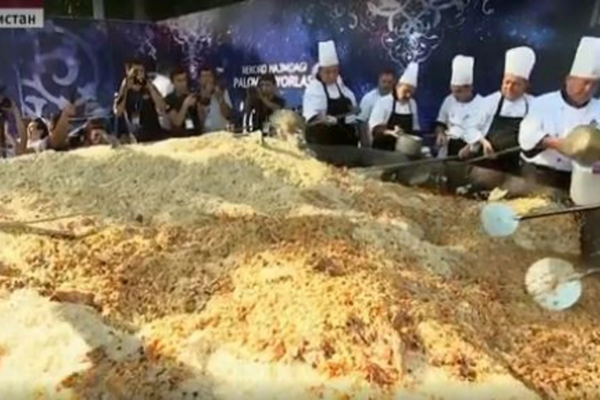 На фестивале в Ташкенте приготовили гигантский казан узбекского плова - 8 ТОНН (видео)