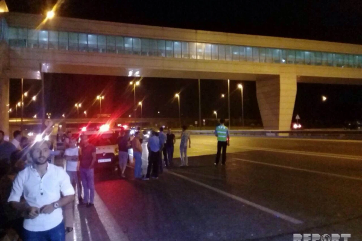 В Баку автомобиль насмерть сбил пешехода под надземным переходом