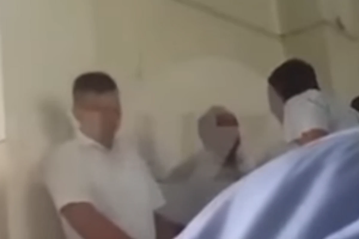 В Узбекистане глава района лично избил директоров школ (видео)