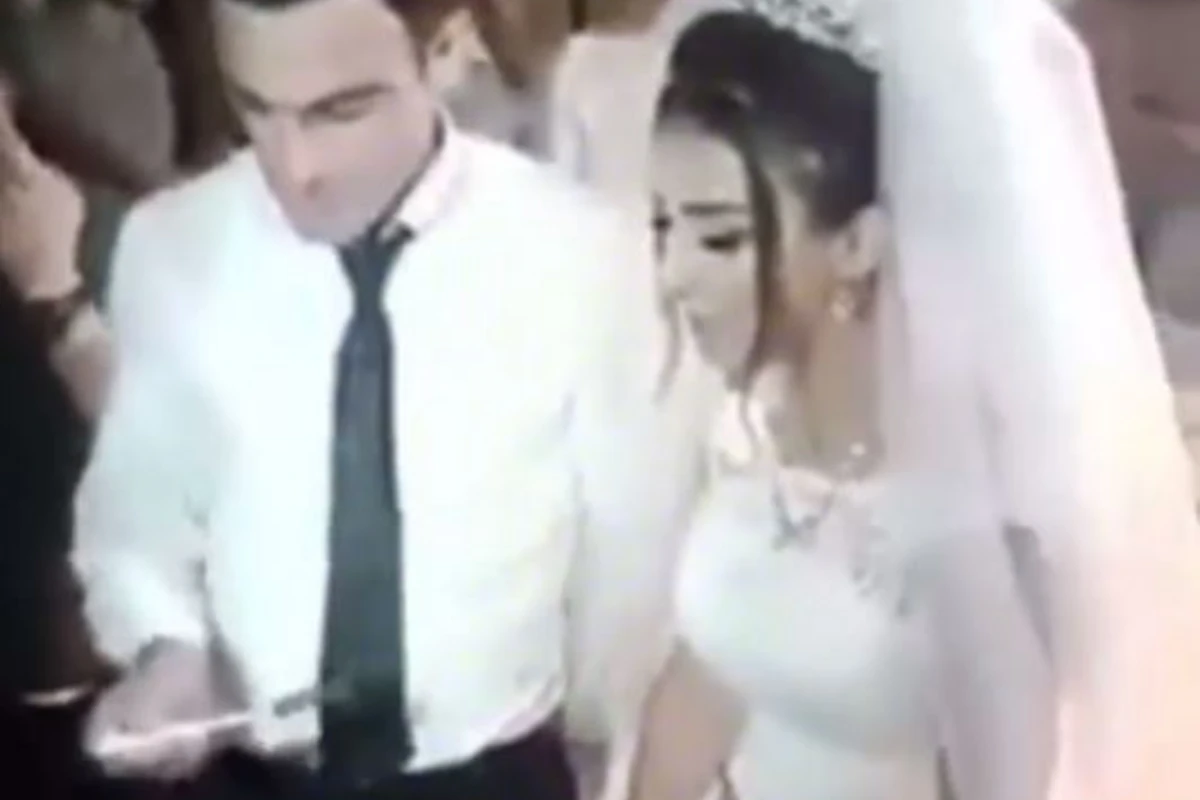 Azərbaycanda bəy toyda biabırçılıq etdi (VİDEO) Azərbaycanda bəy toyda biabırçılıq etdi (VİDEO)
