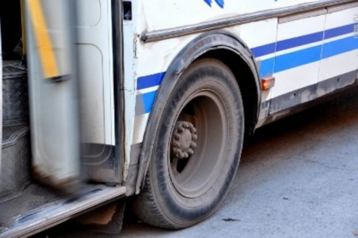 В Азербайджане женщина выпала из автобуса и получила тяжелые травмы