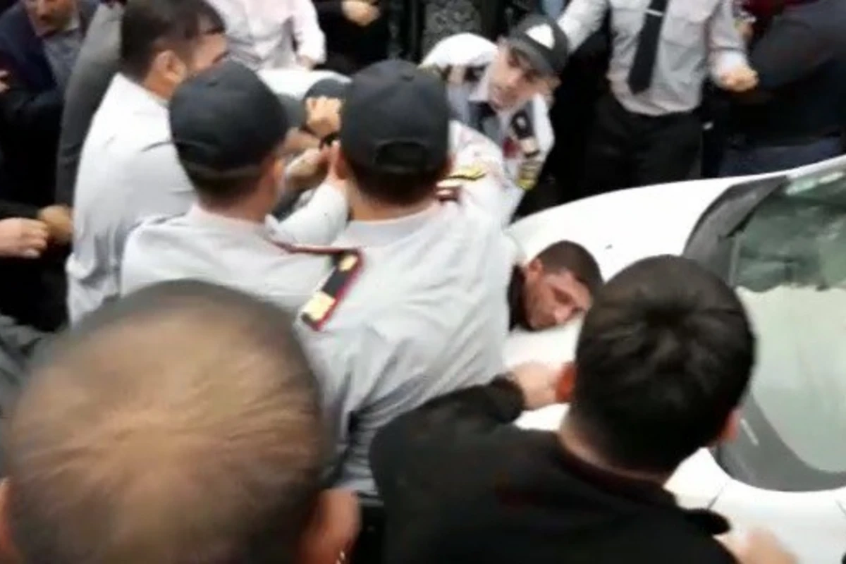 В Азербайджане вооруженные лица напали на прохожих: ранены 2 полицейских (видео)