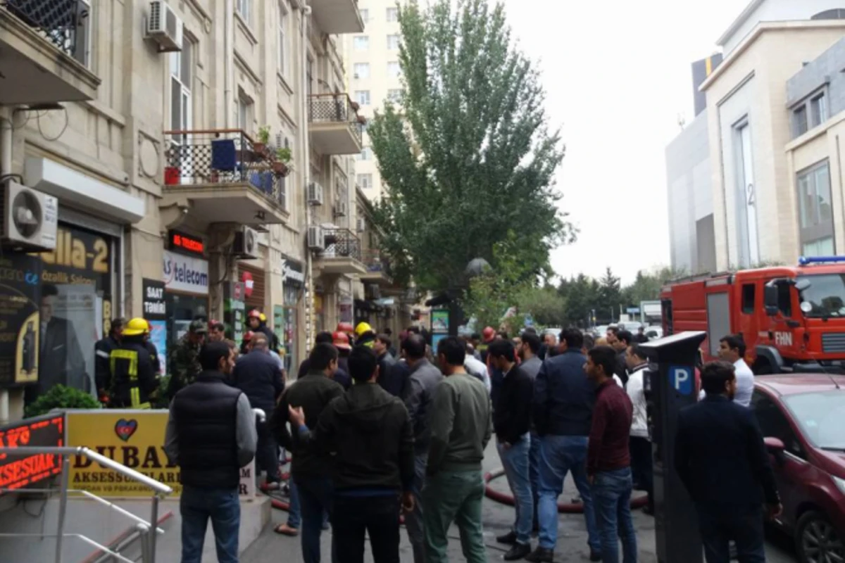 Bakının mərkəzində qorxulu anlar — Gözəllik salonu külə döndü (FOTOLAR)