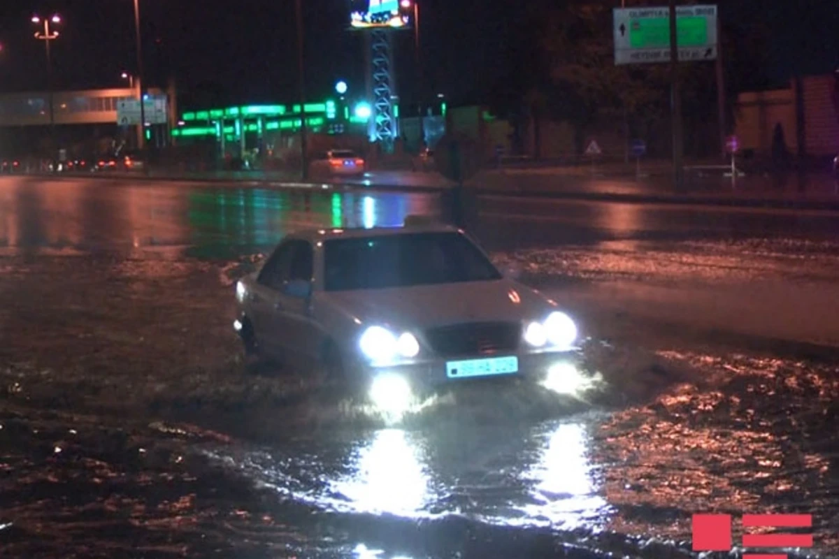 Сильные осадки затопили бакинские дороги (фото)