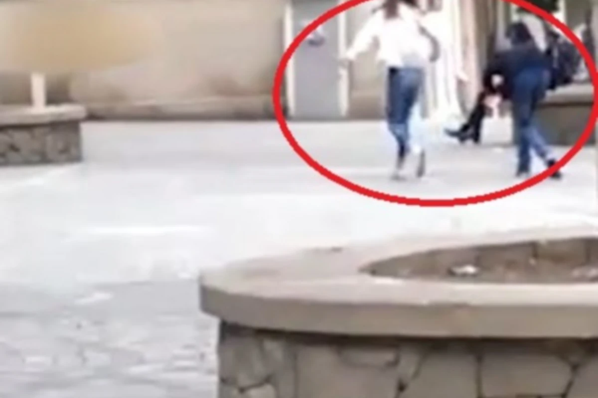 В Баку девушка посреди улицы избила парня (видео) В Баку девушка посреди улицы избила парня (видео)