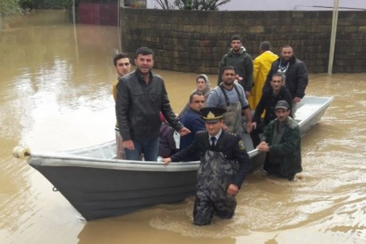 Polis evlərini su basmış sakinlərə yardım etdi (FOTO)