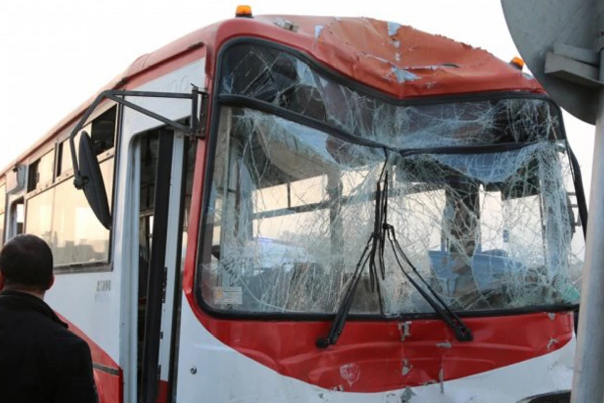 Sumqayıtda sərnişin avtobusu ağır qəzaya düşdü: 7 yaralı Sumqayıtda sərnişin avtobusu ağır qəzaya düşdü: 7 yaralı