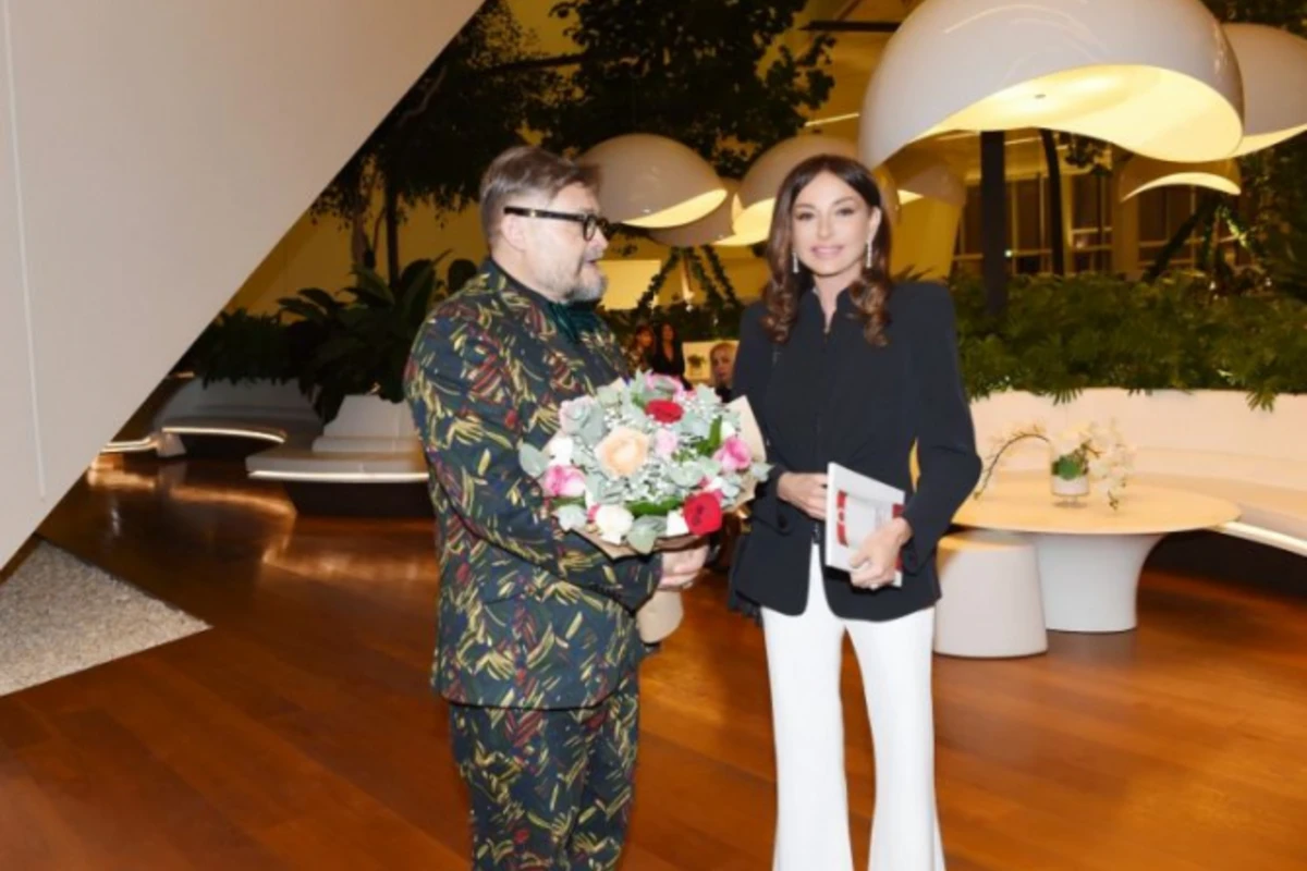 Mehriban Əliyeva Modernizm və moda sərgisində - FOTO Mehriban Əliyeva Modernizm və moda sərgisində - FOTO
