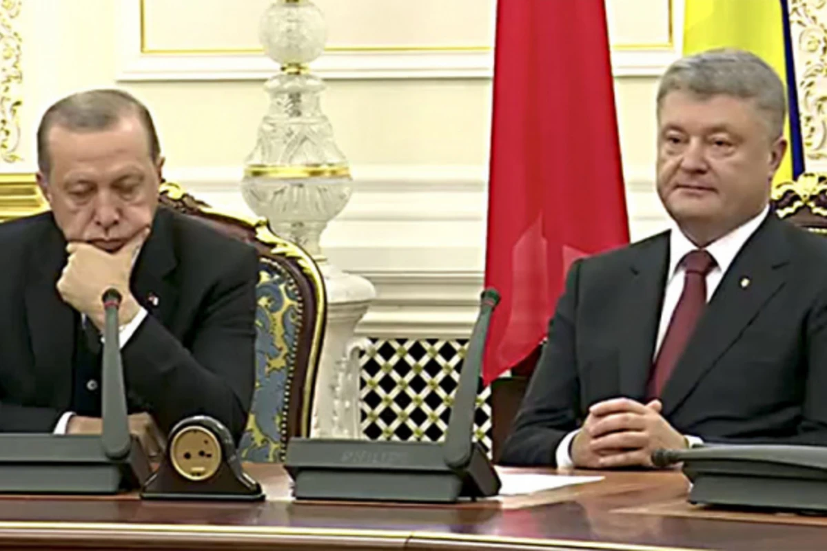 Эрдоган уснул на пресс-конференции с Порошенко (видео) Эрдоган уснул на пресс-конференции с Порошенко (видео)