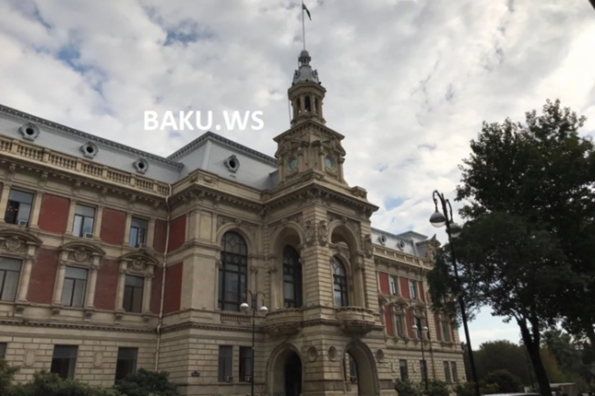 Bakı Şəhər İcra Hakimiyyətindən Azərbaycan bayrağına hörmətsizlik (FOTO, VİDEO) Bakı Şəhər İcra Hakimiyyətindən Azərbaycan bayrağına hörmətsizlik (FOTO, VİDEO)