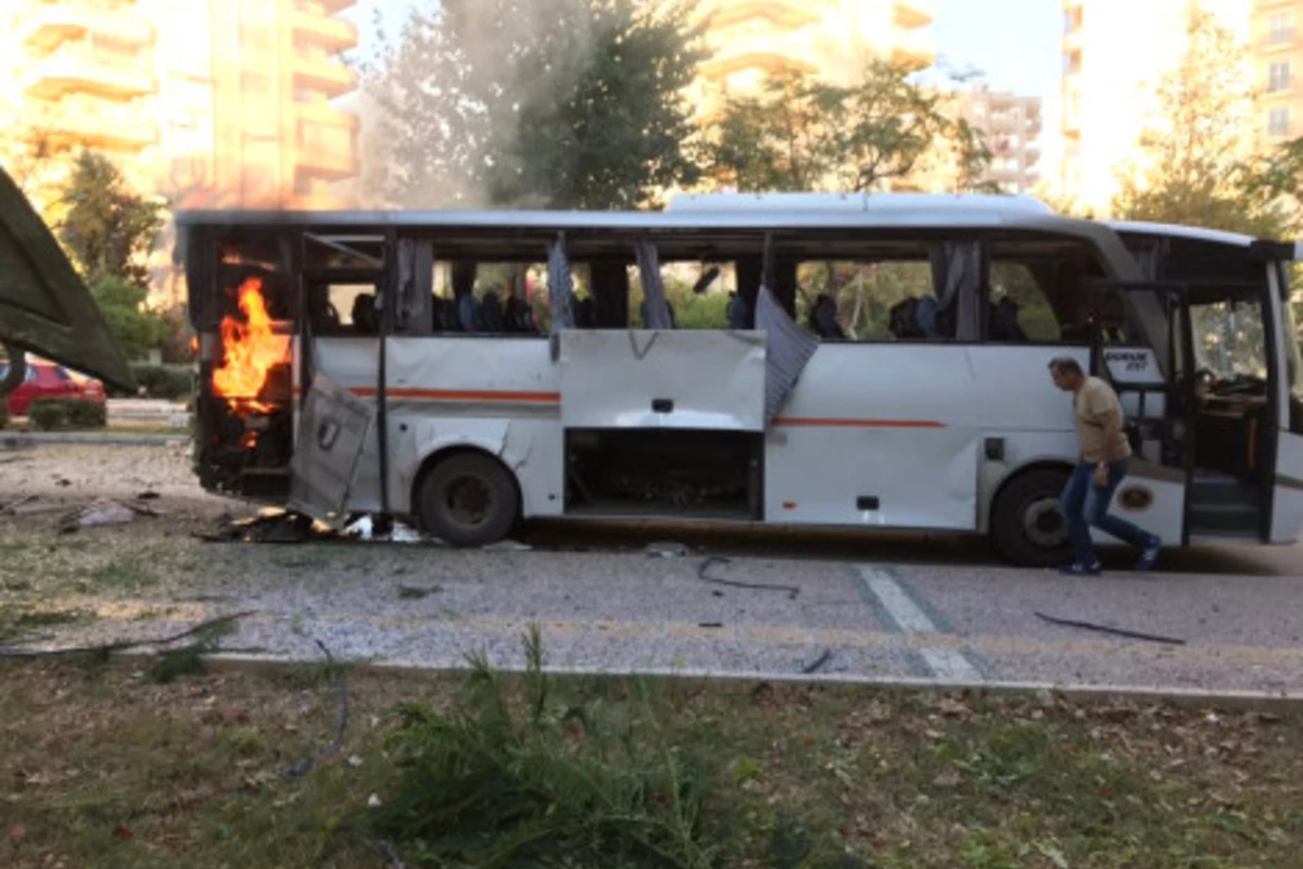 Türkiyədə polis avtobusu  partladılıb