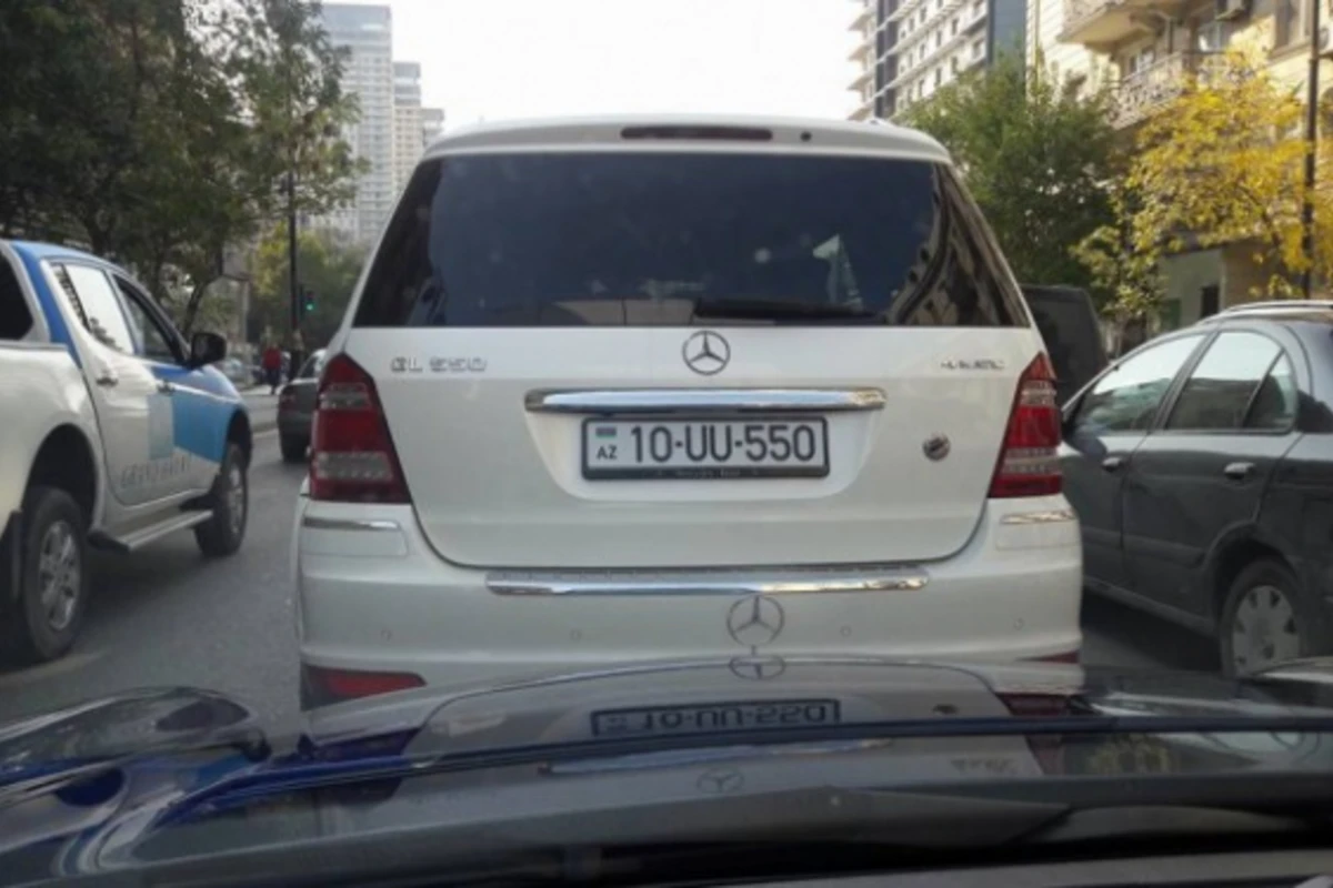 Вагиф Асадов: Подтверждено, что эмблема на автомобиле в Баку является армянским флагом (фото)