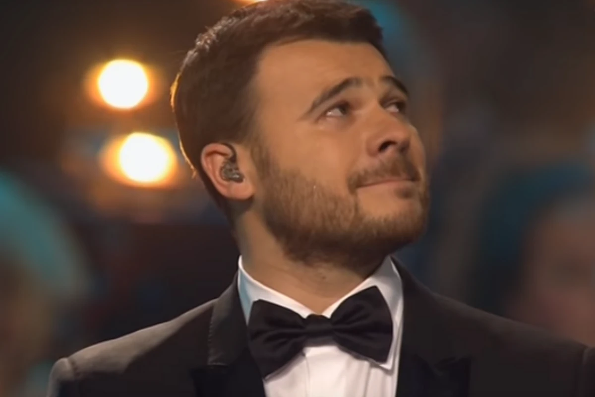 Эмин Агаларов не смог сдержать слез во время концерта (видео)