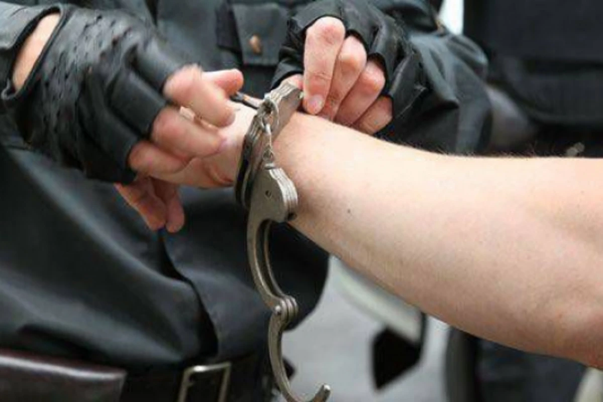 В Баку обвиняемый в мошенничестве экс-сотрудник Минобразования арестован в зале суда