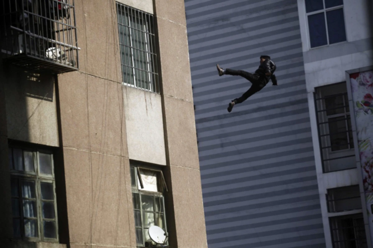 В Баку рабочий сорвался с 7-го этажа и чудом остался жив