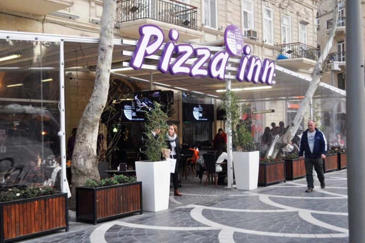 В Баку произошел пожар в Pizza İnn