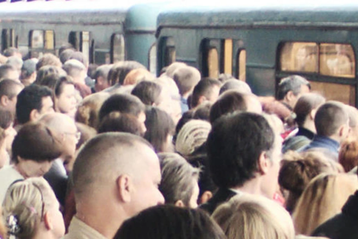 Напряженность в бакинском метро: Пассажиры остались на платформе