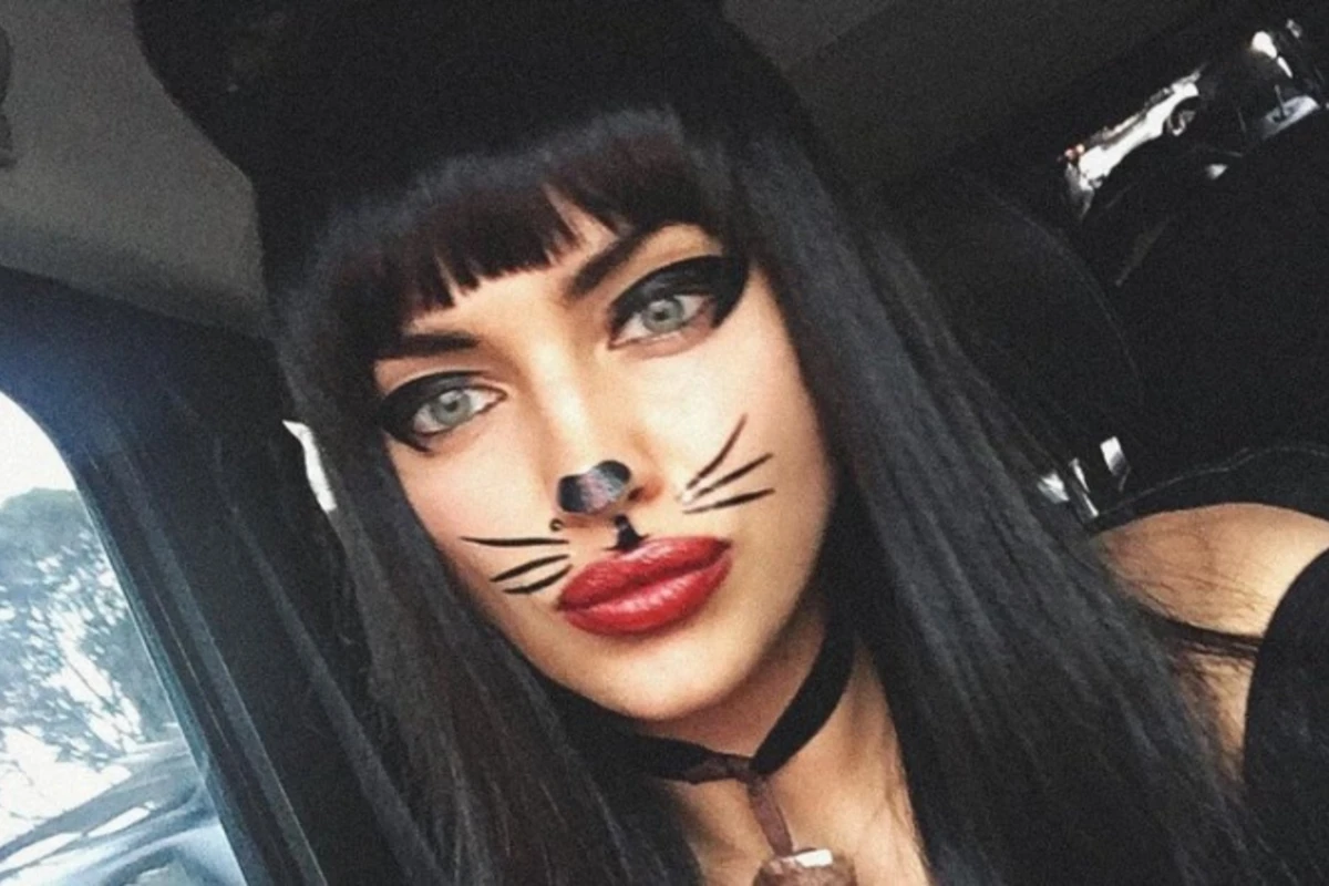 Ирина Шейк выбрала для Хэллоуина костюм сексуальной кошки (фото)