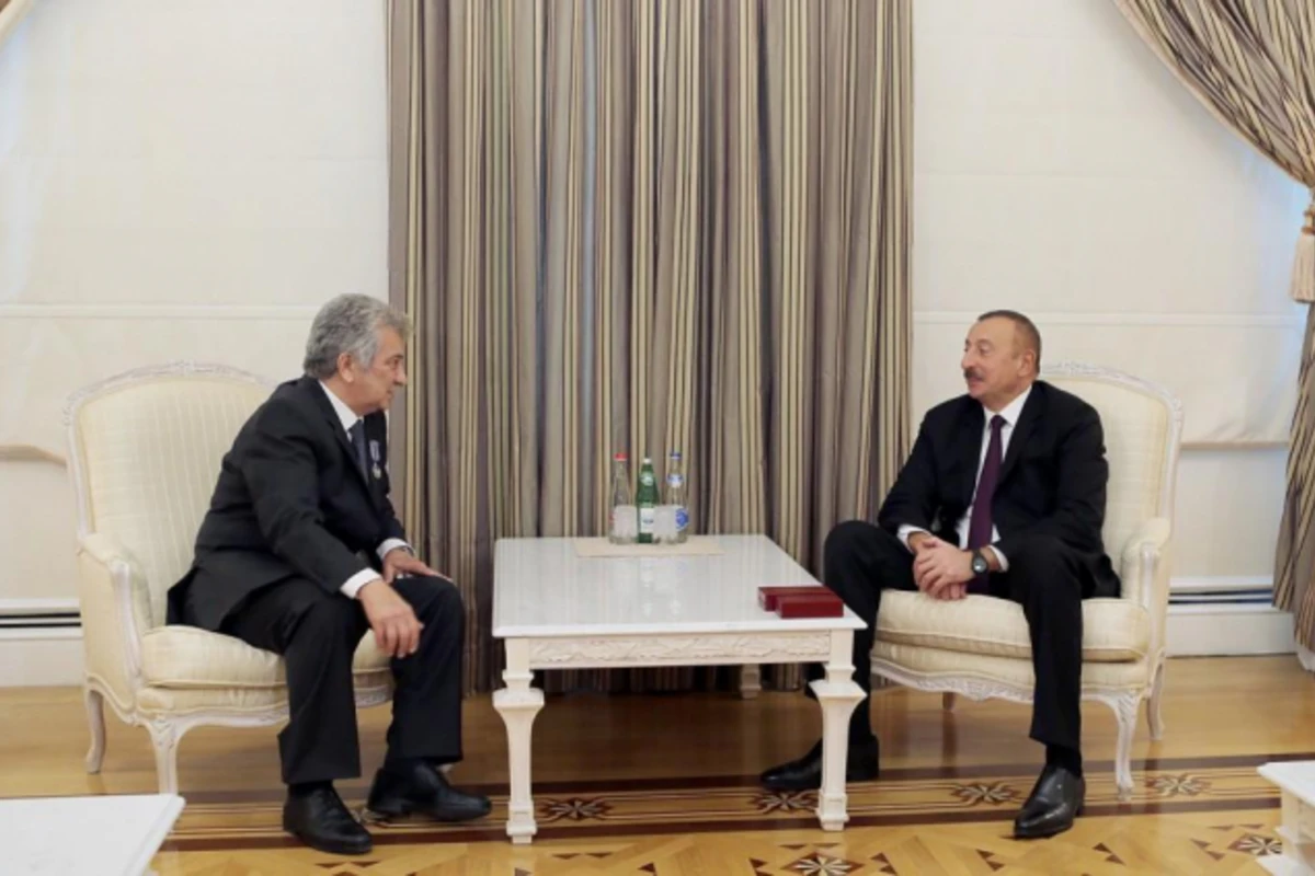 Prezident İlham Əliyev xalq artistinə İstiqlal ordeni verdi (FOTO) Prezident İlham Əliyev xalq artistinə İstiqlal ordeni verdi (FOTO)