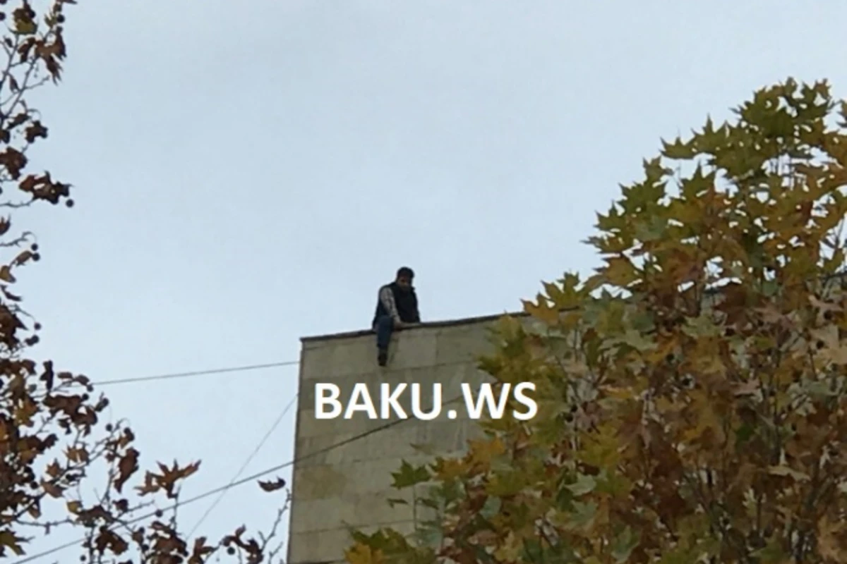 В Баку мужчина  угрожает броситься с крыши здания (ОНЛАЙН-ТРАНСЛЯЦИЯ)