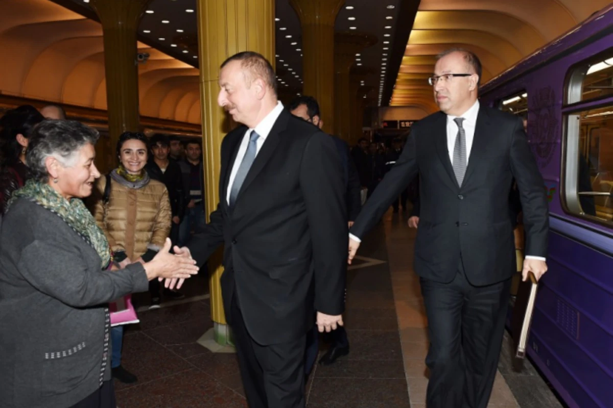 Prezident İlham Əliyev metroya düşüb sərnişinlərlə görüşdü (FOTO)