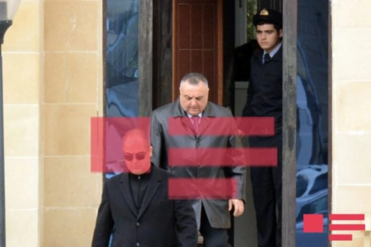 Жертвы напали и заплевали Эльдара Махмудова, он опустил голову и направился к автомобилю (видео)