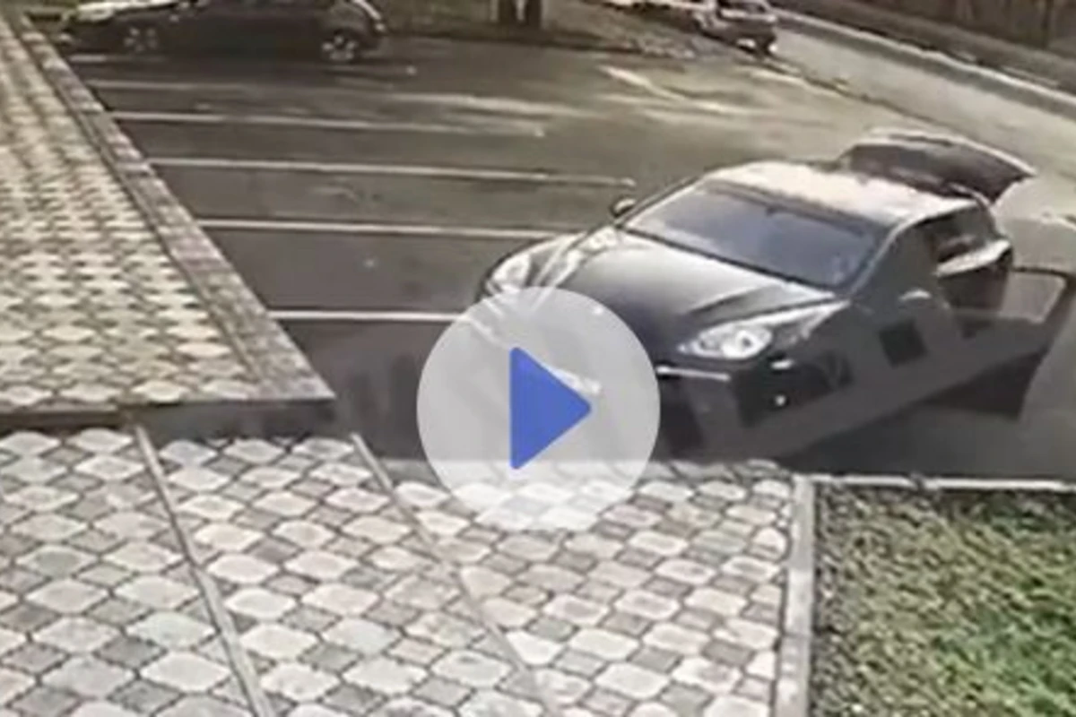 В России Porsche с трупом азербайджанца бросили у больницы (видео)