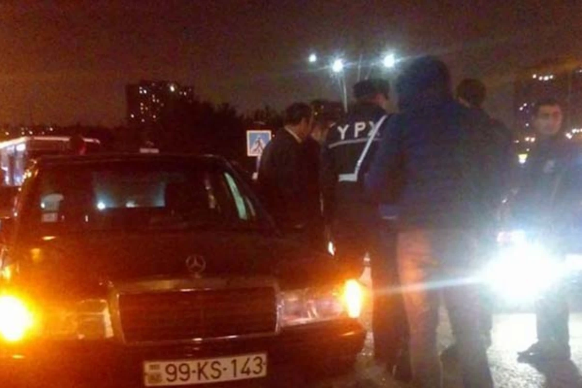 Bakıda sürücülər dalaşdı, avtobusun şüşəsi sındırıldı - Foto Bakıda sürücülər dalaşdı, avtobusun şüşəsi sındırıldı - Foto