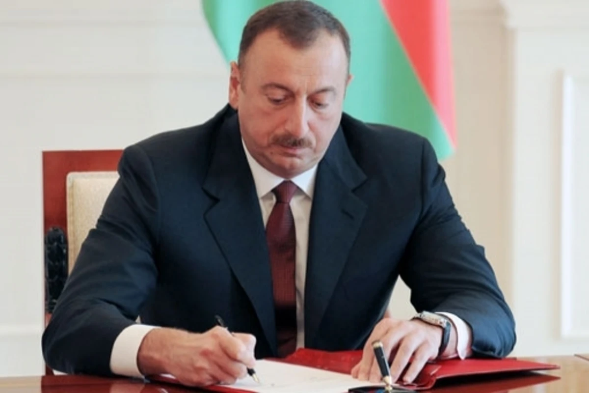 Ильхам Алиев наградил главу района