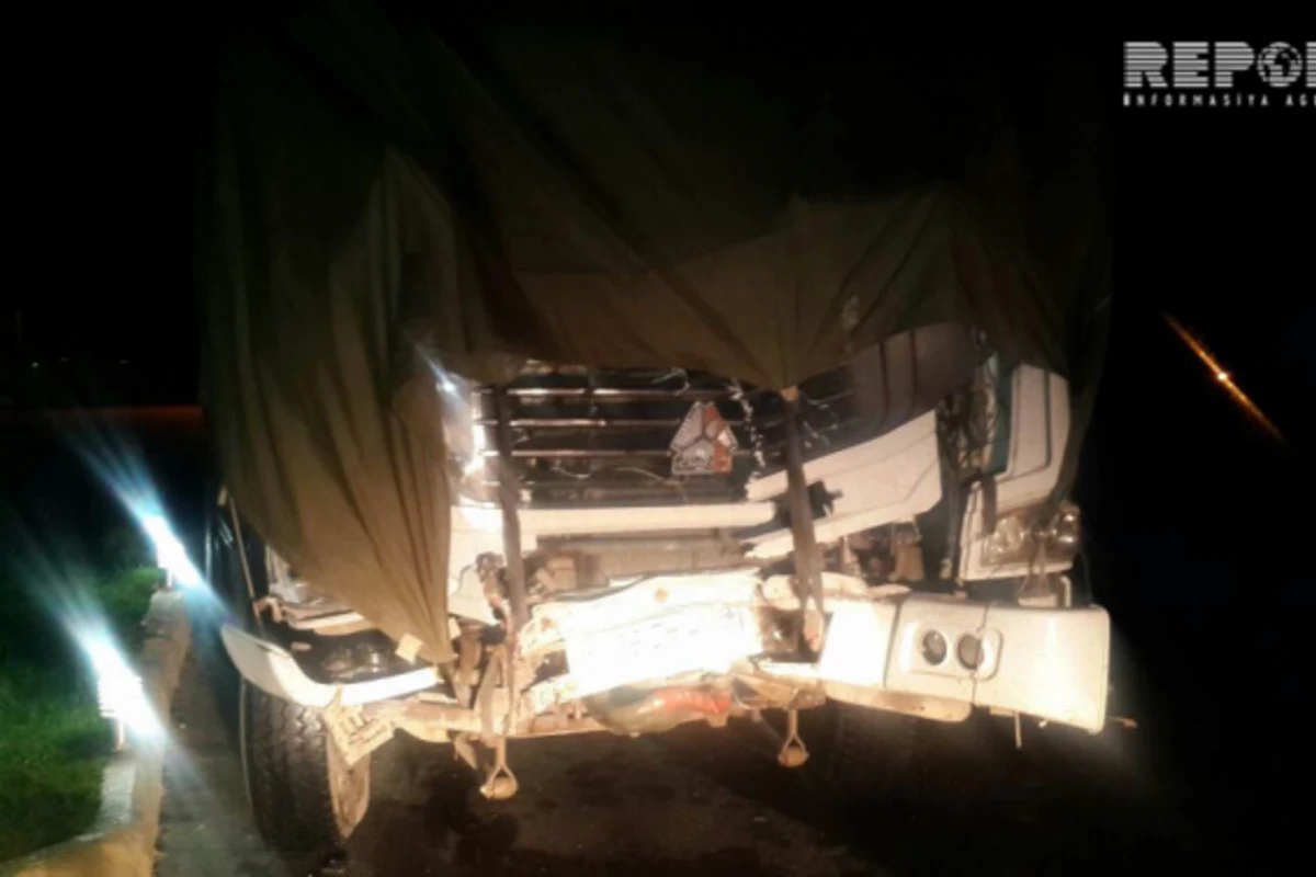 В Баку грузовик столкнулся с пассажирским автобусом, 10 человек пострадали (фото)