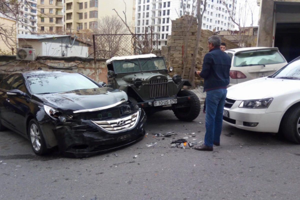 Bakıda səfirliyin işçisi yüksəkvəzifəli şəxsin maşınını vurub qaçdı (FOTO)