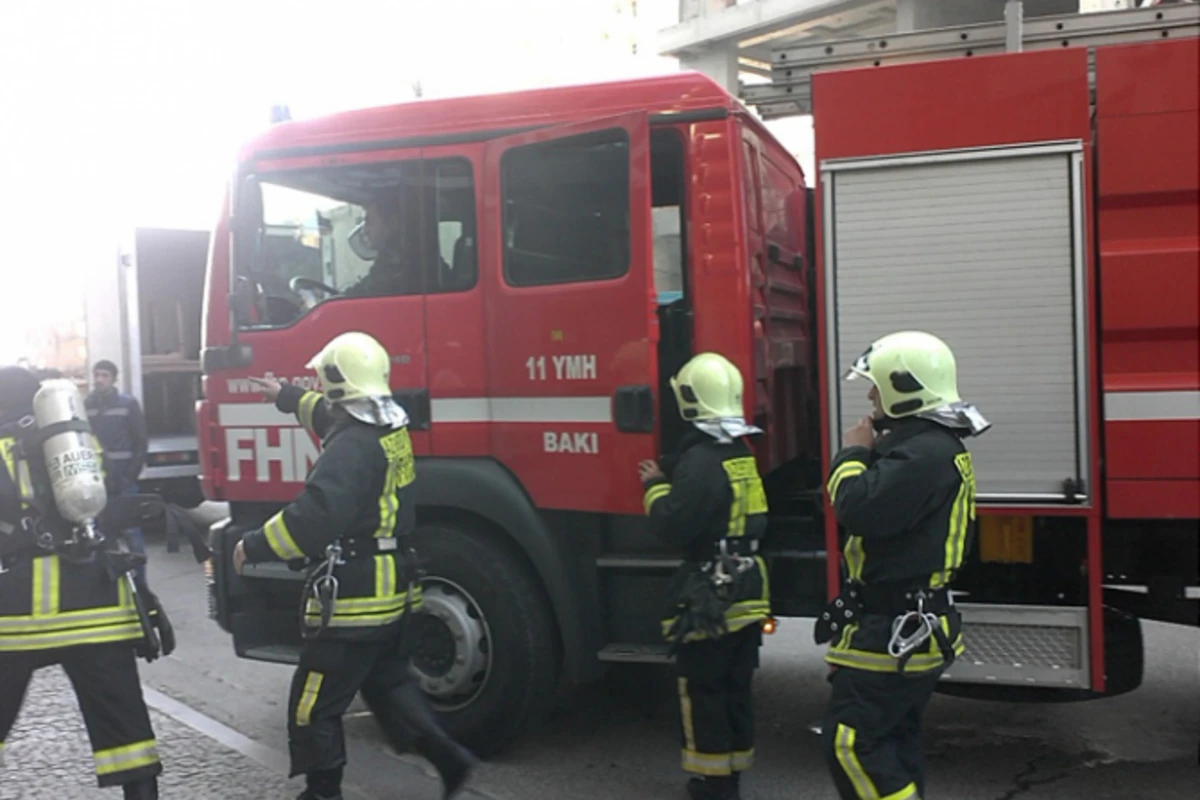 Пожар в многоэтажном здании в Баку: 10 человек эвакуированы
