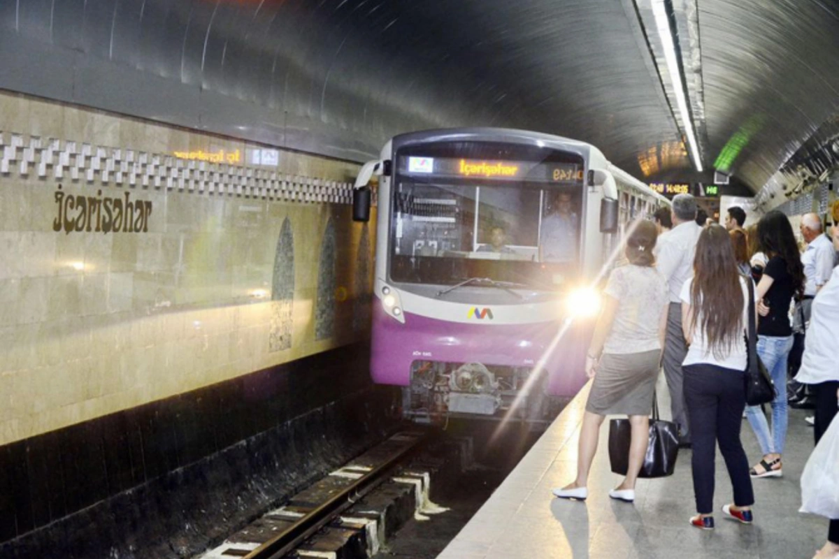 Bakı metrosunda tanınmış televiziya aparıcısını döymək istədilər (FOTO)