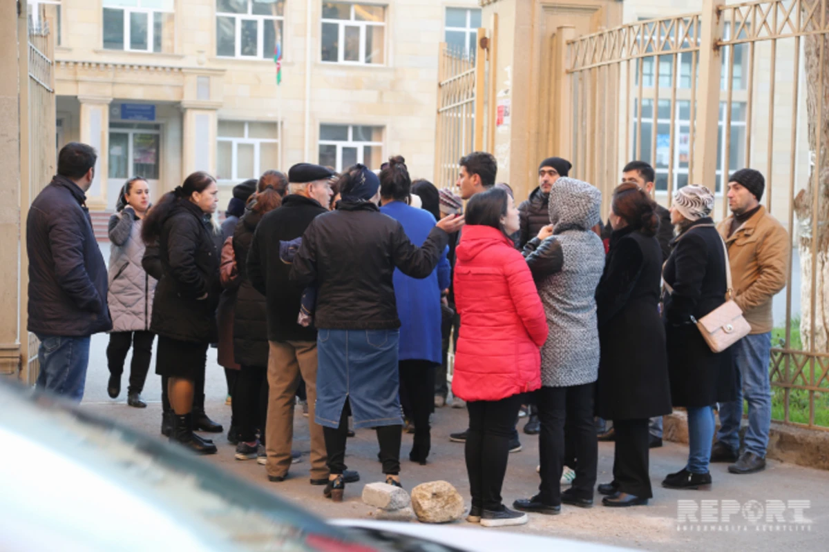 В Баку родители учеников провели акцию протеста перед школой (видео)