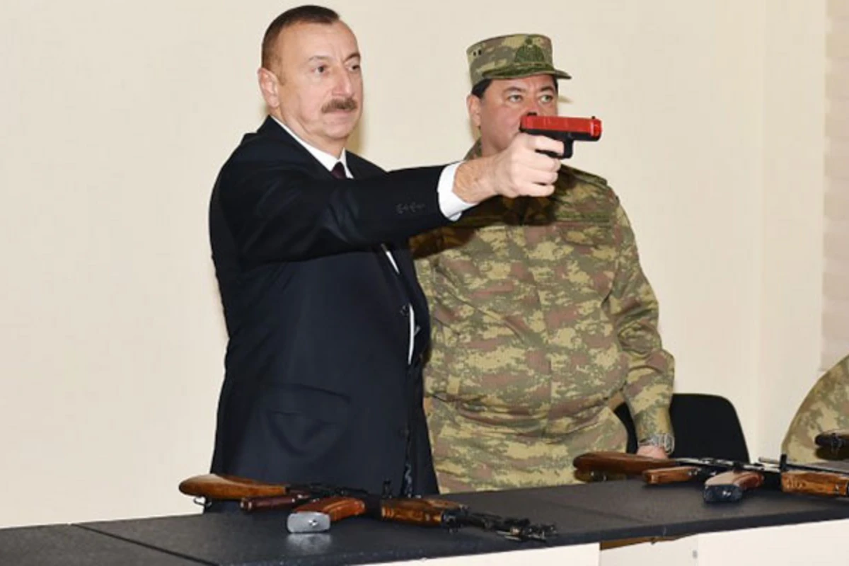 Prezident tapançanı götürüb nişan aldı (VİDEO, FOTO)