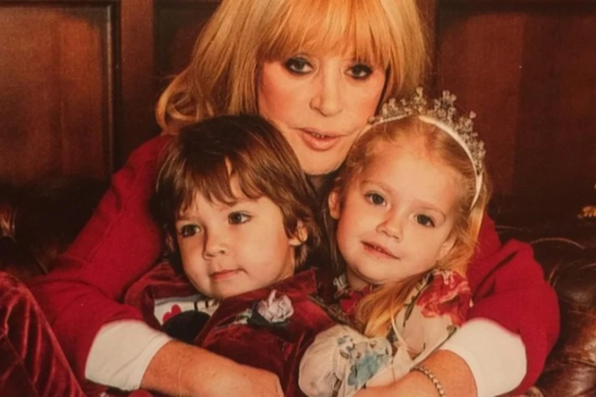 Алла Пугачева похвасталась достижениями 4-летней дочери в плавании (видео) Алла Пугачева похвасталась достижениями 4-летней дочери в плавании (видео)