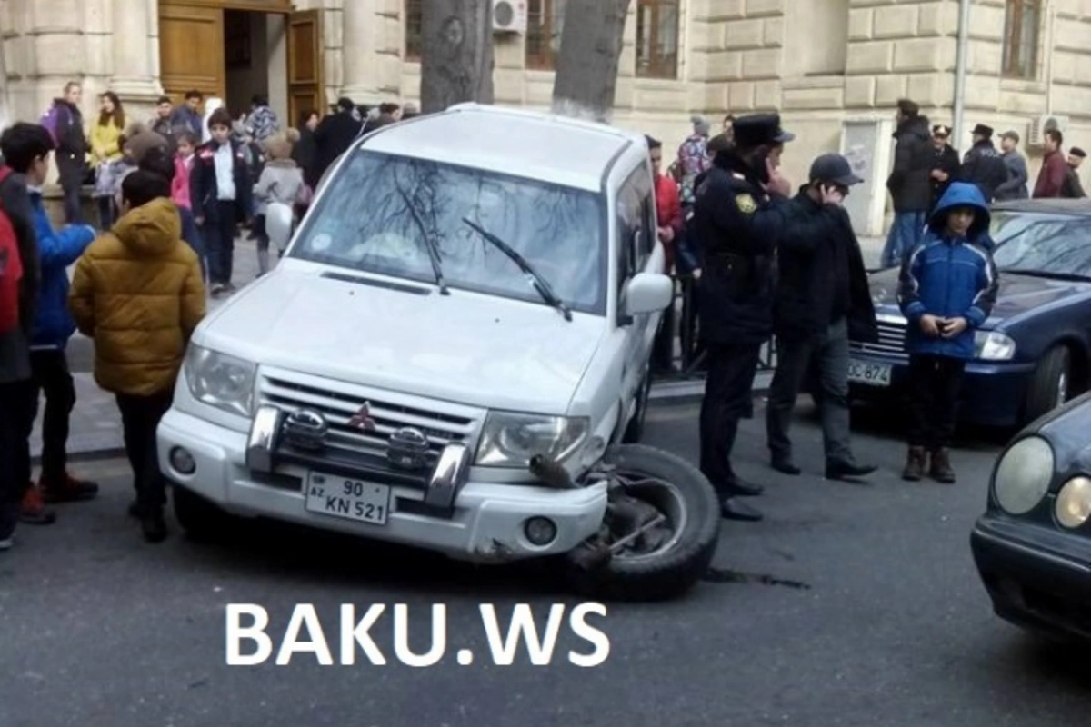 Bakıda qadın sürücü məktəbin qarşısında qəzaya düşdü (FOTO)