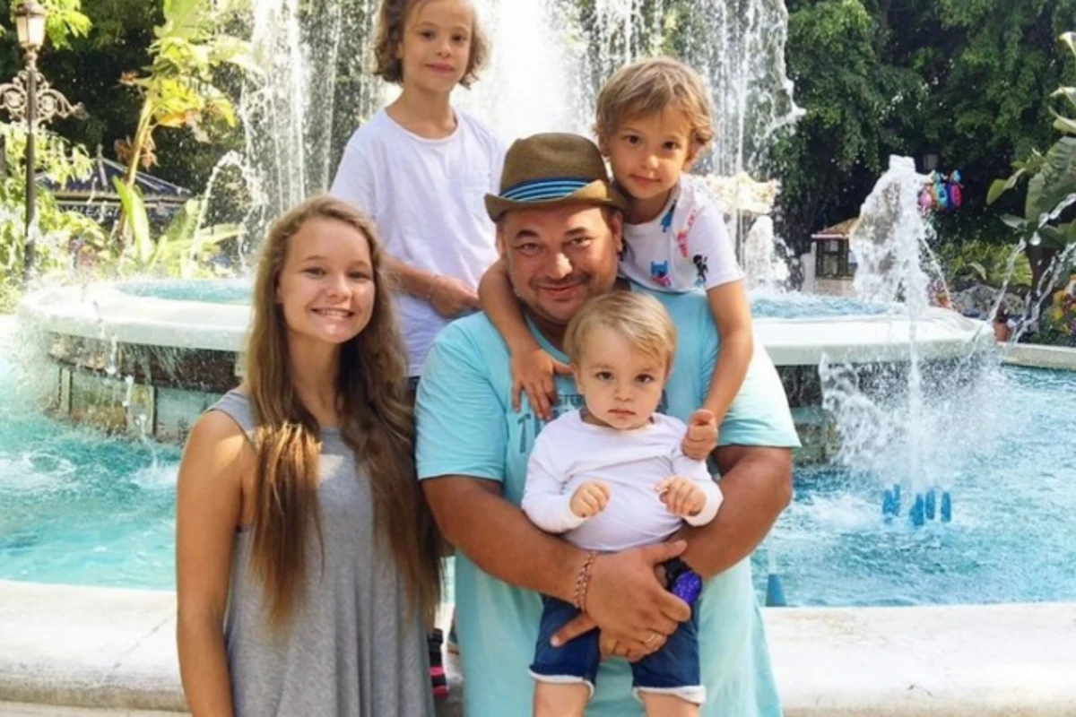 Сергей Жуков показал свою дочь от первого брака с младшими детьми (фото)