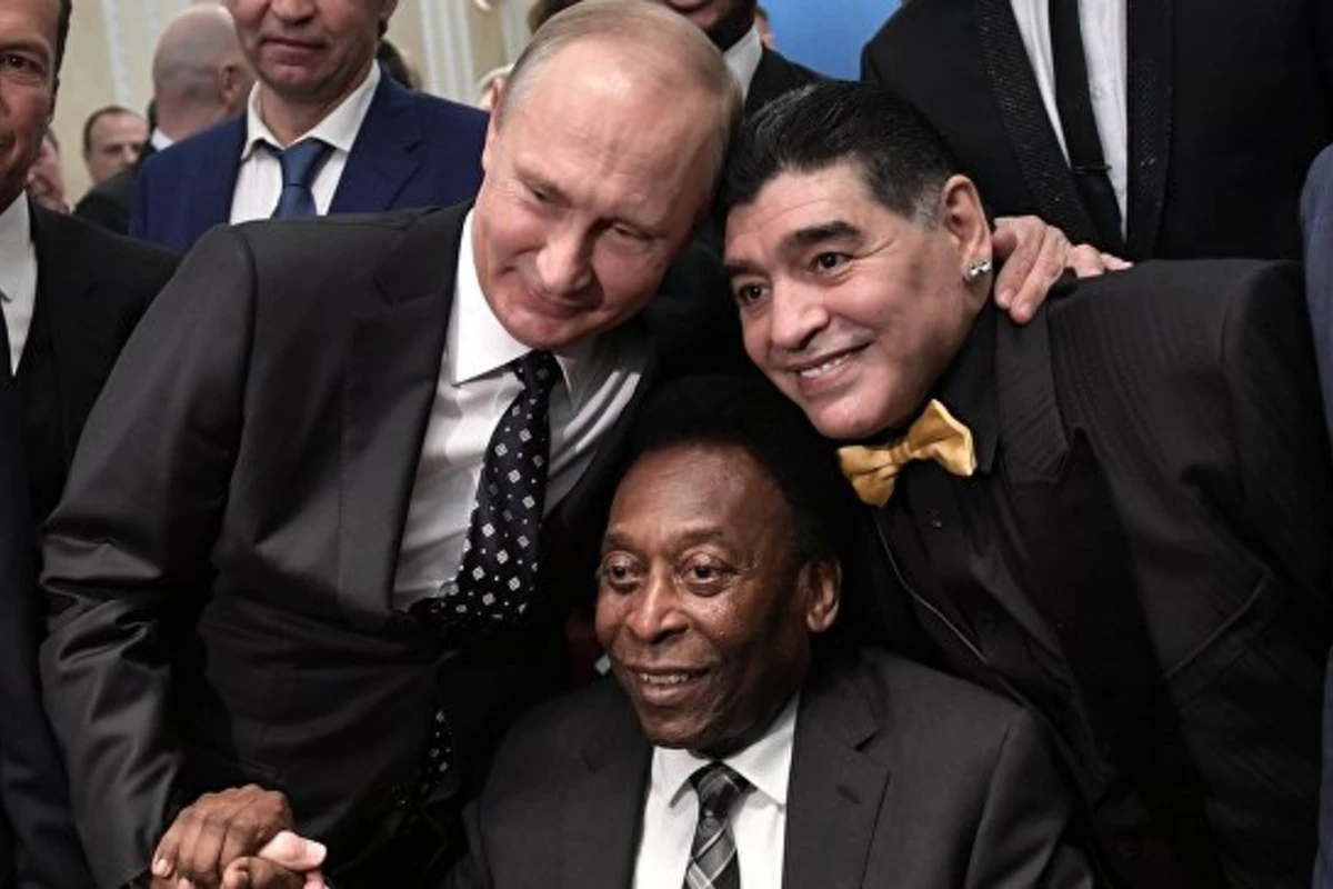 Путин встретился с Пеле, Марадоной и другими звездами футбола (видео) Путин встретился с Пеле, Марадоной и другими звездами футбола (видео)