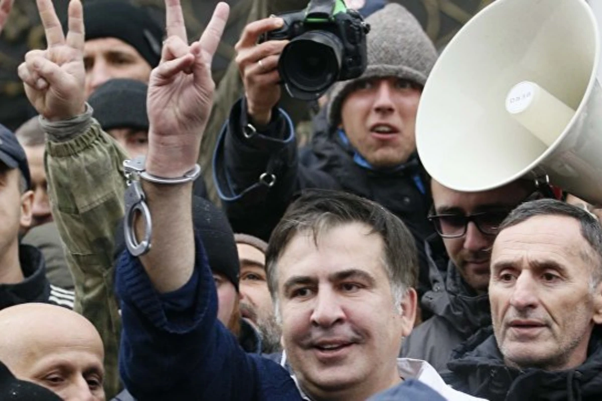 Tərəfdarları avtobusun qapısını sındırıb Saakaşvilini azad etdi (FOTO) Tərəfdarları avtobusun qapısını sındırıb Saakaşvilini azad etdi (FOTO)