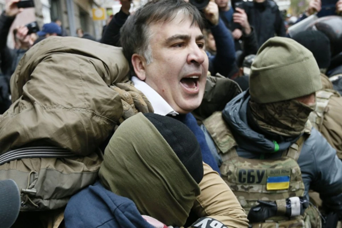 Сторонники Саакашвили сломали дверь микроавтобуса и освободили политика (фото)